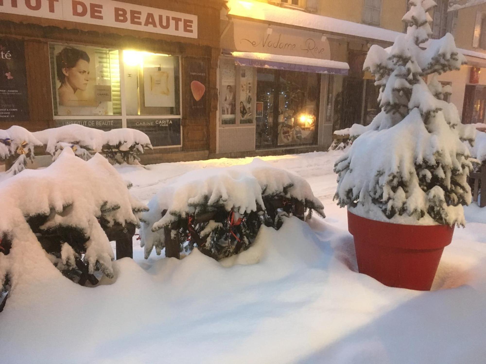 Hotel Restaurant De La Chaussee Briancon  Bagian luar foto
